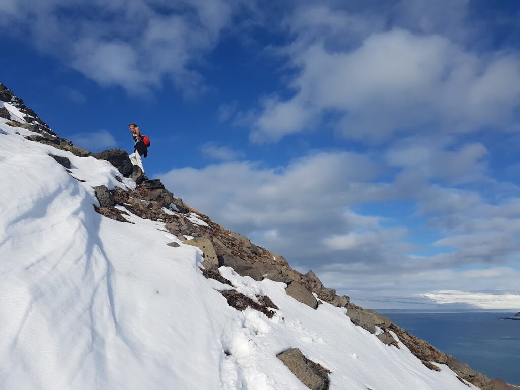 winter hiking, a good activity for mental health